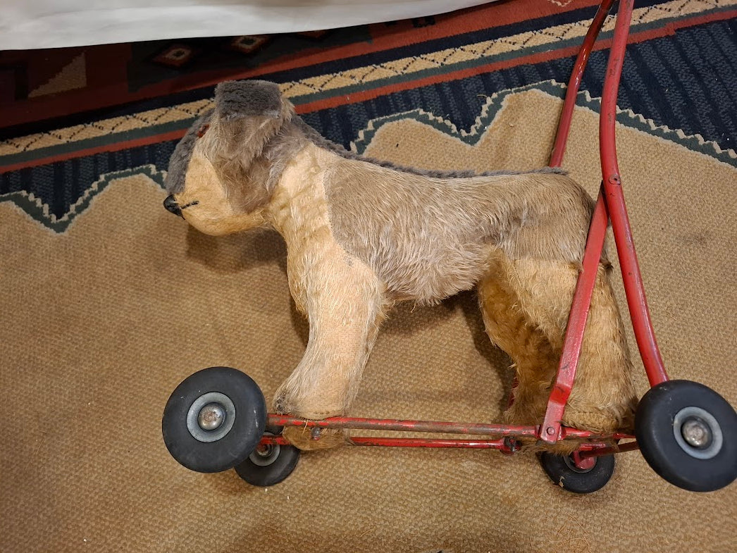 Vintage dog on wheels toy - RARE [GAM10339]
