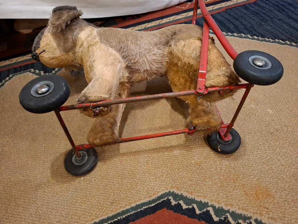 Vintage dog on wheels toy - RARE [GAM10339]