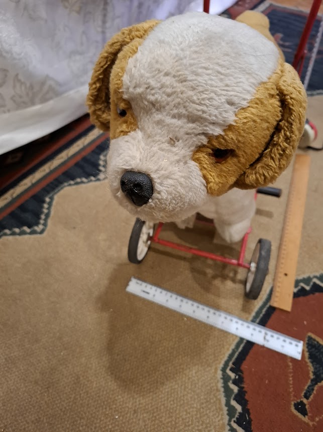 Vintage dog on wheels toy - RARE [GAM10340]