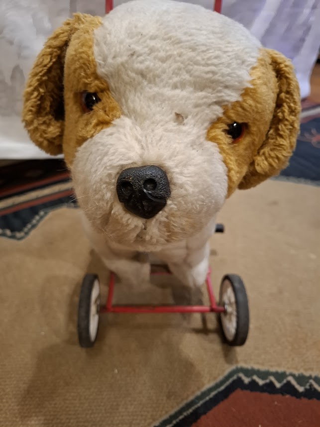 Vintage dog on wheels toy - RARE [GAM10340]