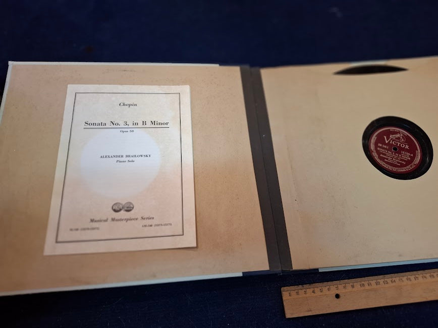 Collection of old gramophone records [ENT10532]*for Israel local market only*