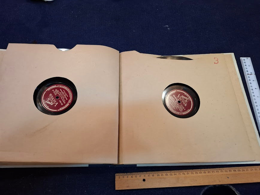 Collection of old gramophone records [ENT10532]*for Israel local market only*