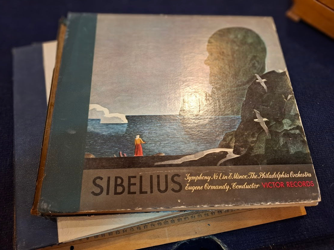 Collection of old gramophone records [ENT10532]*for Israel local market only*
