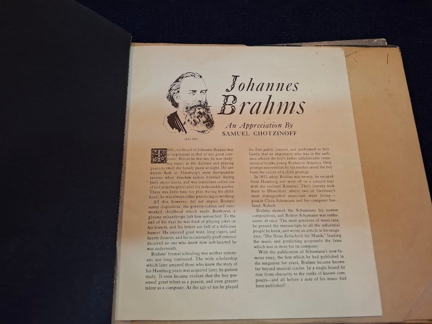 Collection of old gramophone records [ENT10532]*for Israel local market only*