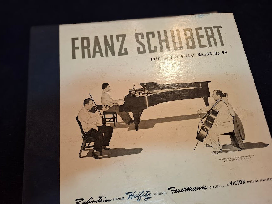 Collection of old gramophone records [ENT10532]*for Israel local market only*