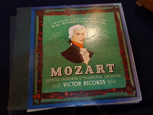 Collection of old gramophone records [ENT10532]*for Israel local market only*