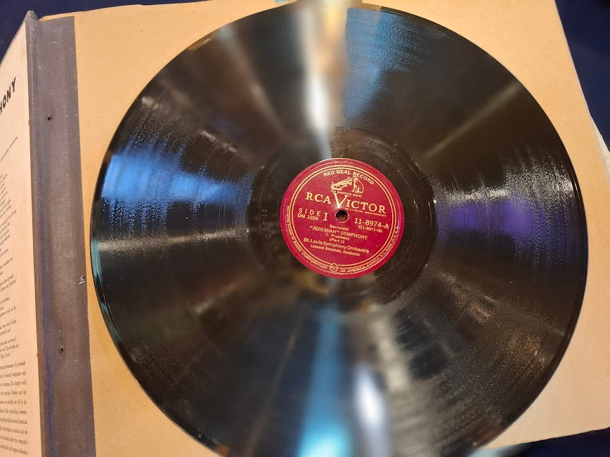 Collection of old gramophone records [ENT10532]*for Israel local market only*