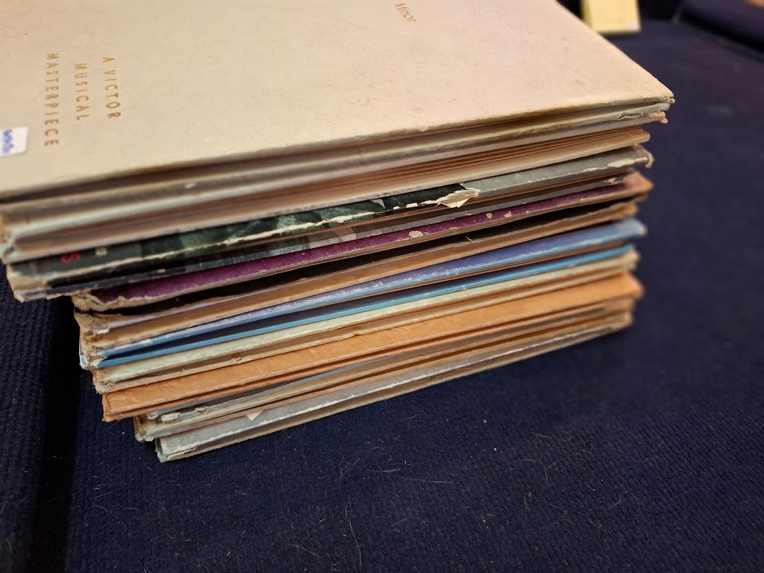 Collection of old gramophone records [ENT10532]*for Israel local market only*