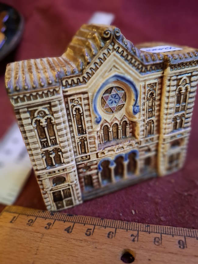 Stone model of the Budapest Jubilee Synagogue [ISR10256]