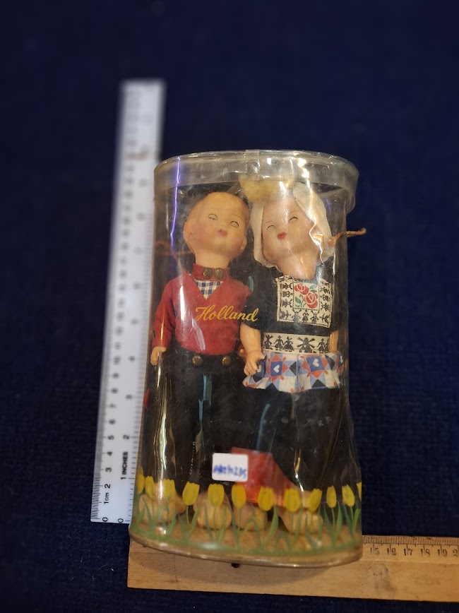 Vintage Holland 2 traditinal dolls in package [ART10235]