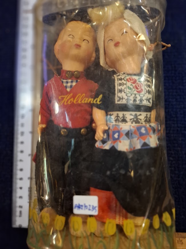 Vintage Holland 2 traditinal dolls in package [ART10235]
