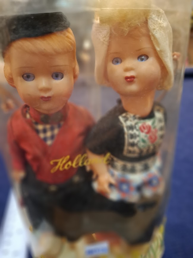 Vintage Holland 2 traditinal dolls in package [ART10235]