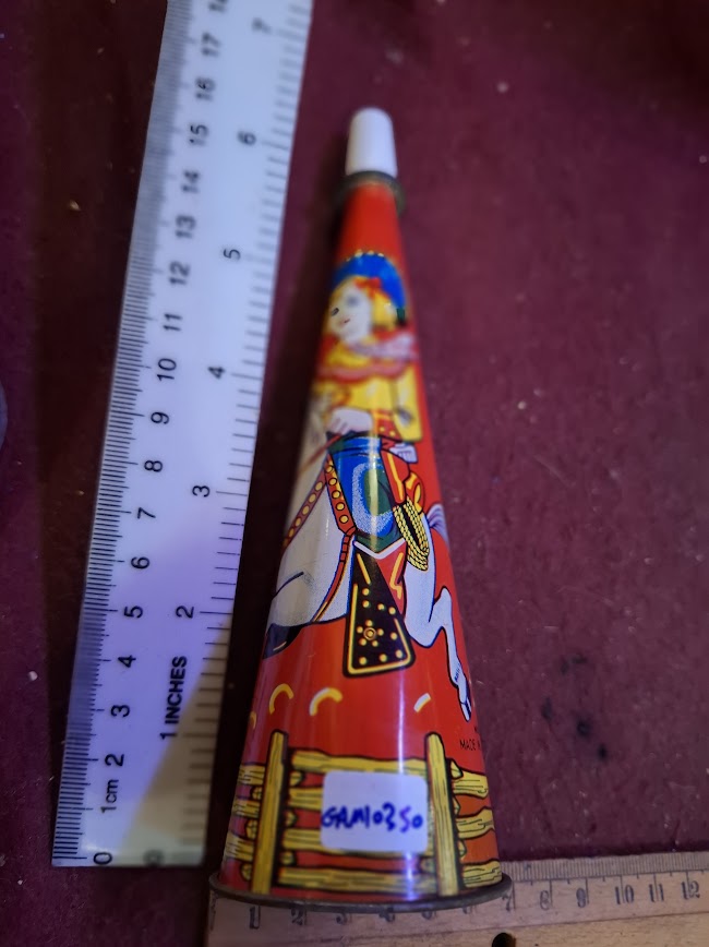 Vintage horn noisemaking tin toy [GAM10350]