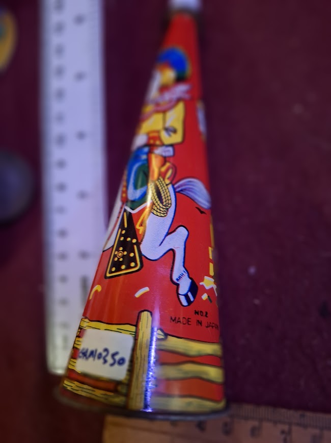 Vintage horn noisemaking tin toy [GAM10350]