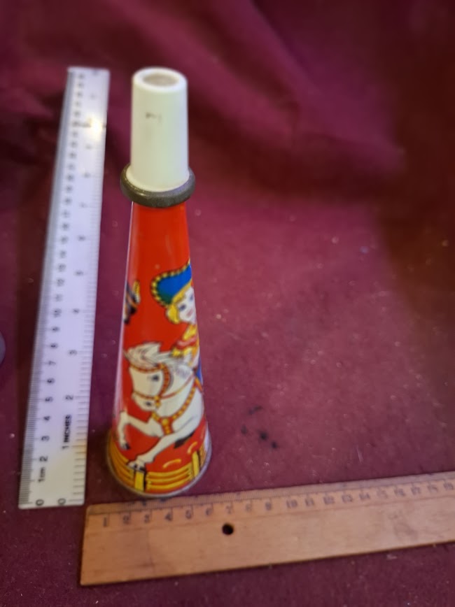 Vintage horn noisemaking tin toy [GAM10350]
