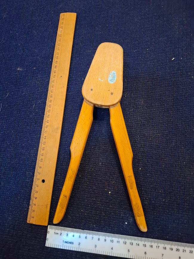 Vintage Wooden Tailor Brush [TOL10317]