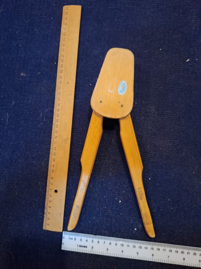 Vintage Wooden Tailor Brush [TOL10317]