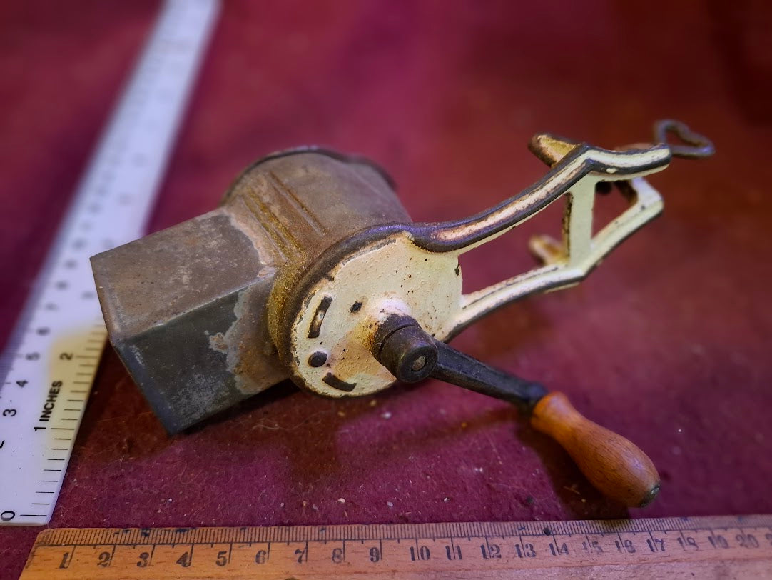 Antique nutmeg spice grater [TOL10324]