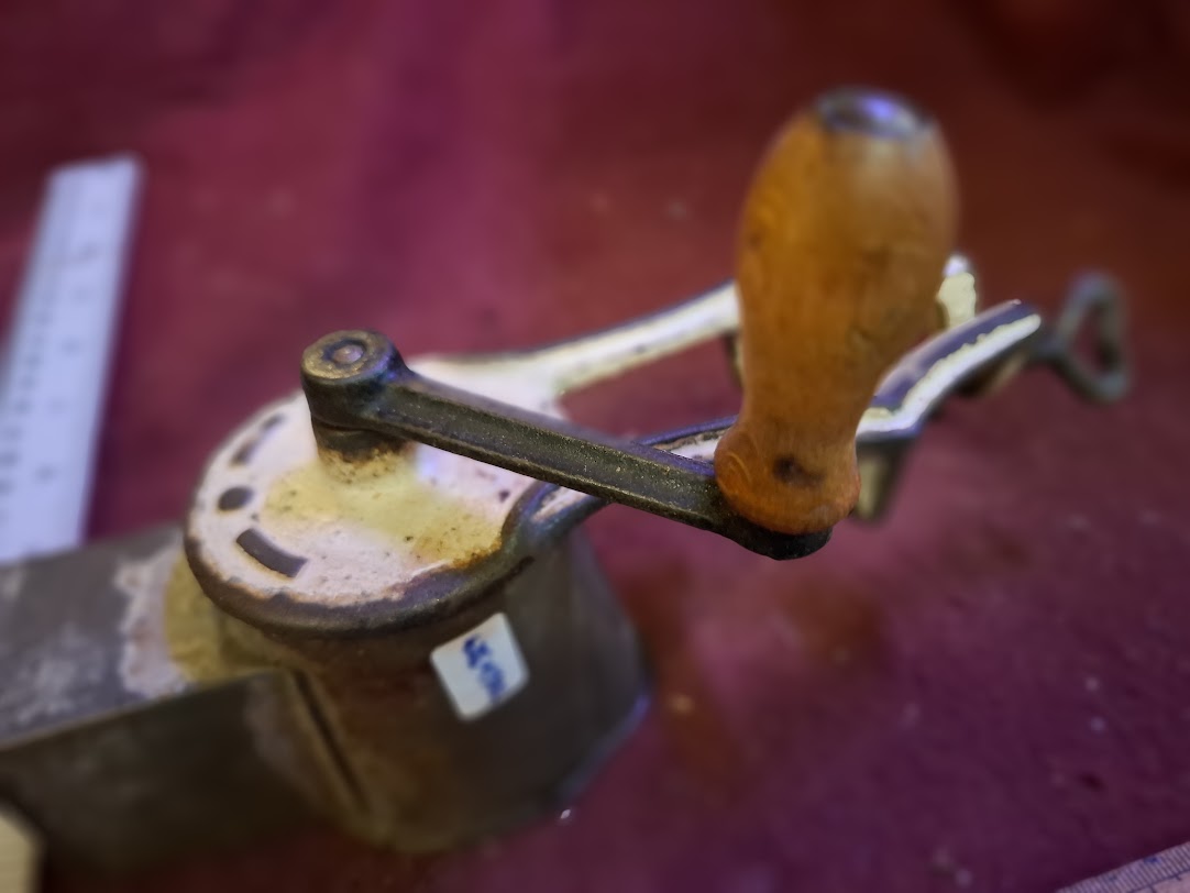 Antique nutmeg spice grater [TOL10324]