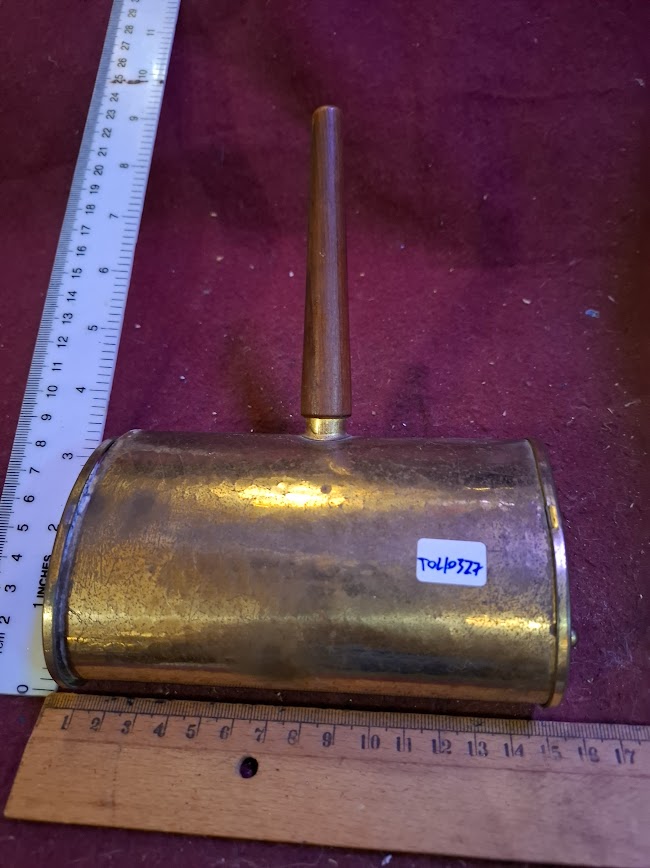 Vintage Clears crumbs from a table [TOL10327]