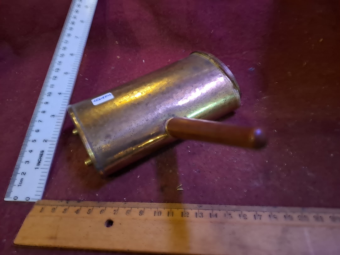 Vintage Clears crumbs from a table [TOL10327]