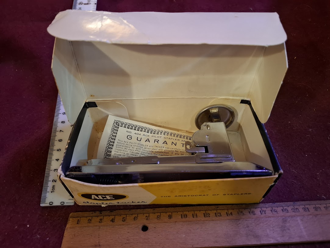 Old Paper staple stapler [TOL10326]