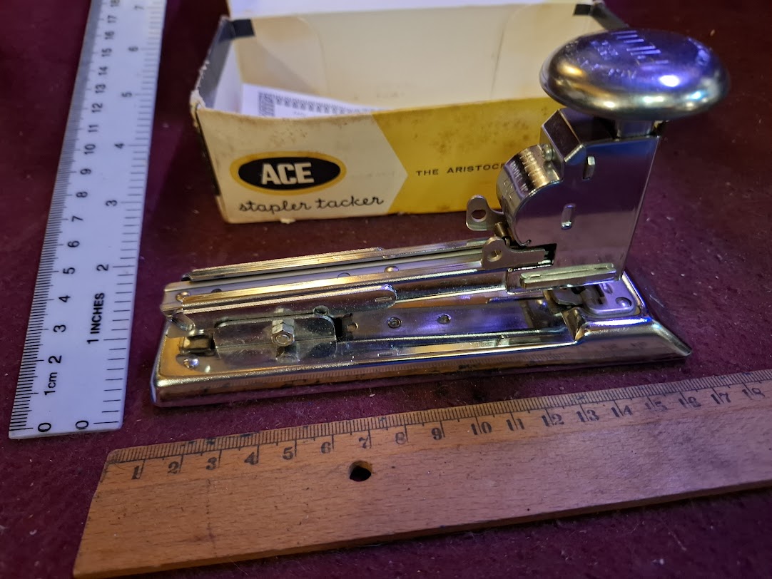 Old Paper staple stapler [TOL10326]