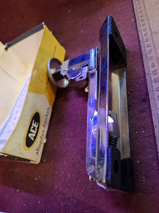 Old Paper staple stapler [TOL10326]