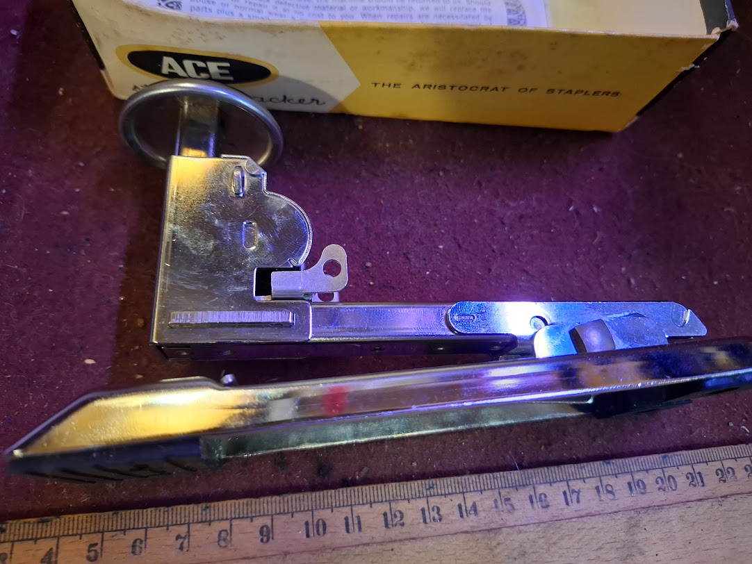 Old Paper staple stapler [TOL10326]
