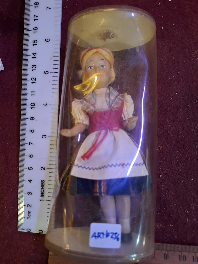 Handmade traditional dress souvenir doll [ART10256]