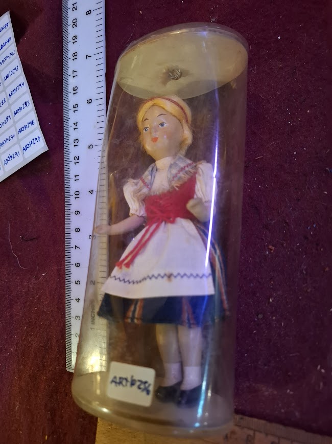 Handmade traditional dress souvenir doll [ART10256]