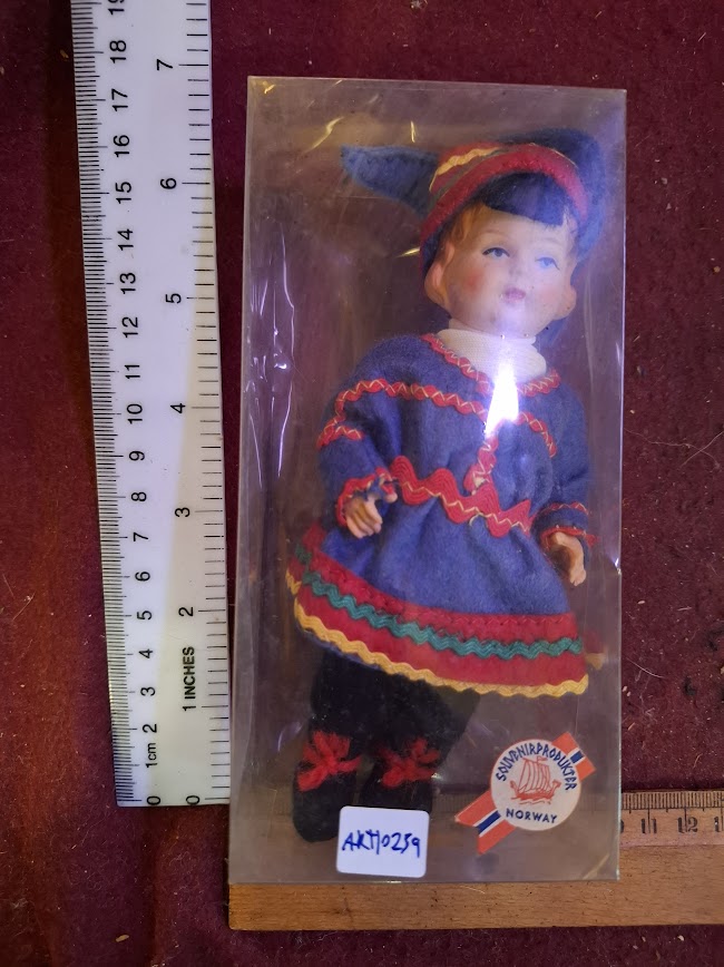 Handmade traditional dress souvenir doll -Finland or Norwee [ART10259]