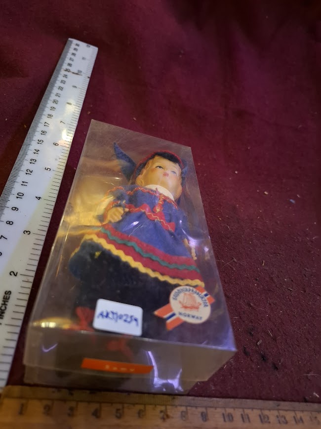 Handmade traditional dress souvenir doll -Finland or Norwee [ART10259]