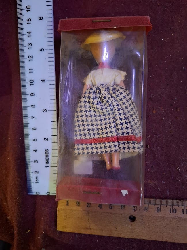 Handmade traditional dress souvenir doll [ART10260]