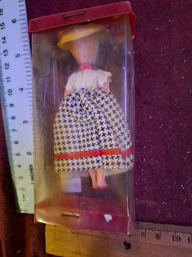 Handmade traditional dress souvenir doll [ART10260]