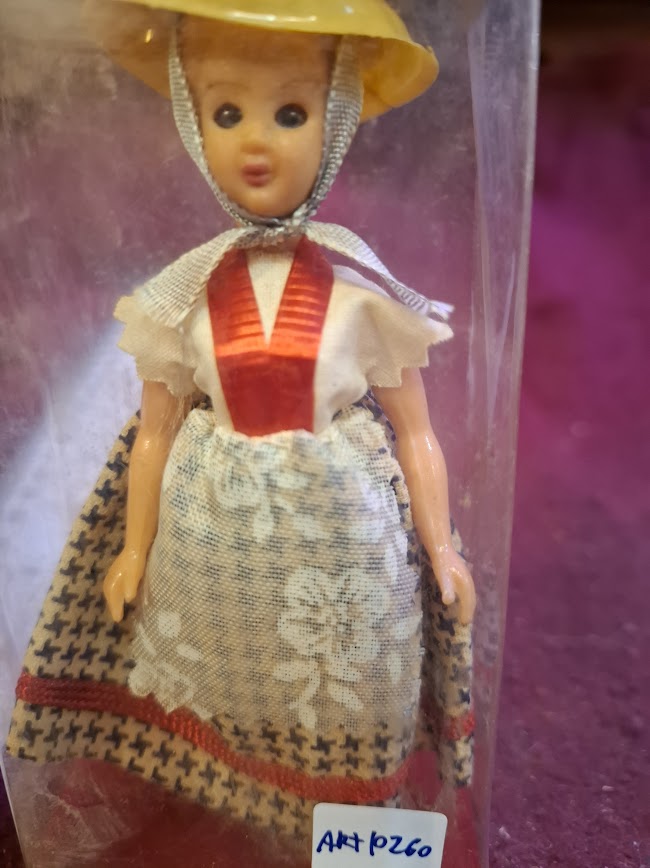 Handmade traditional dress souvenir doll [ART10260]