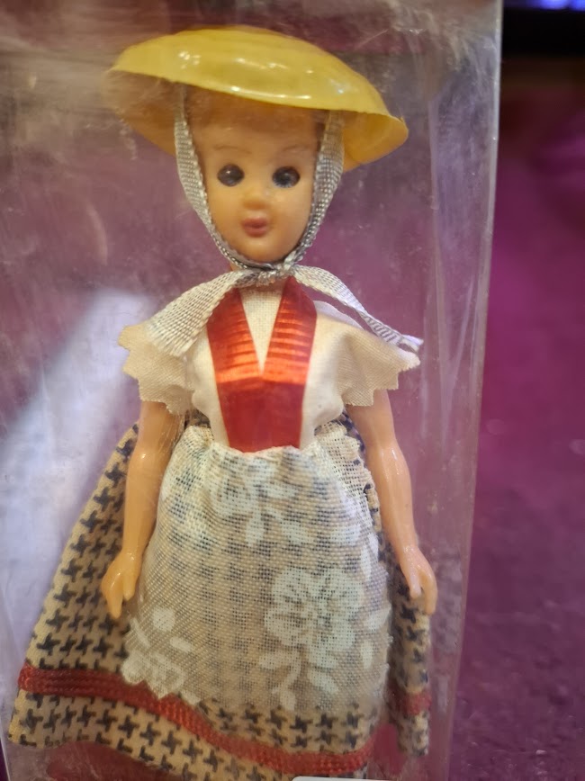Handmade traditional dress souvenir doll [ART10260]
