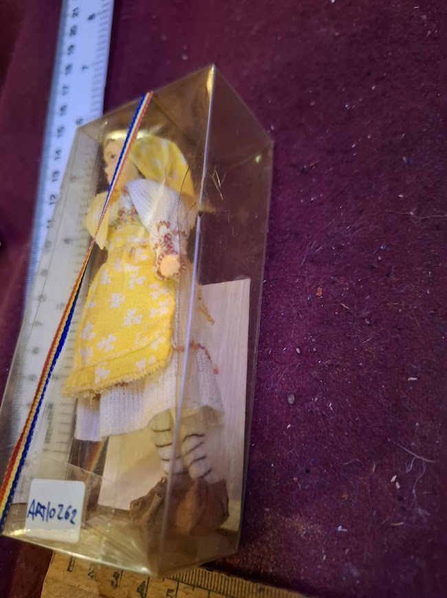 Handmade traditional dress souvenir doll [ART10262]
