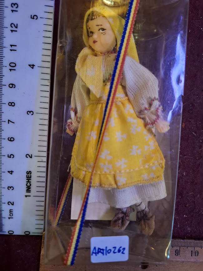 Handmade traditional dress souvenir doll [ART10262]