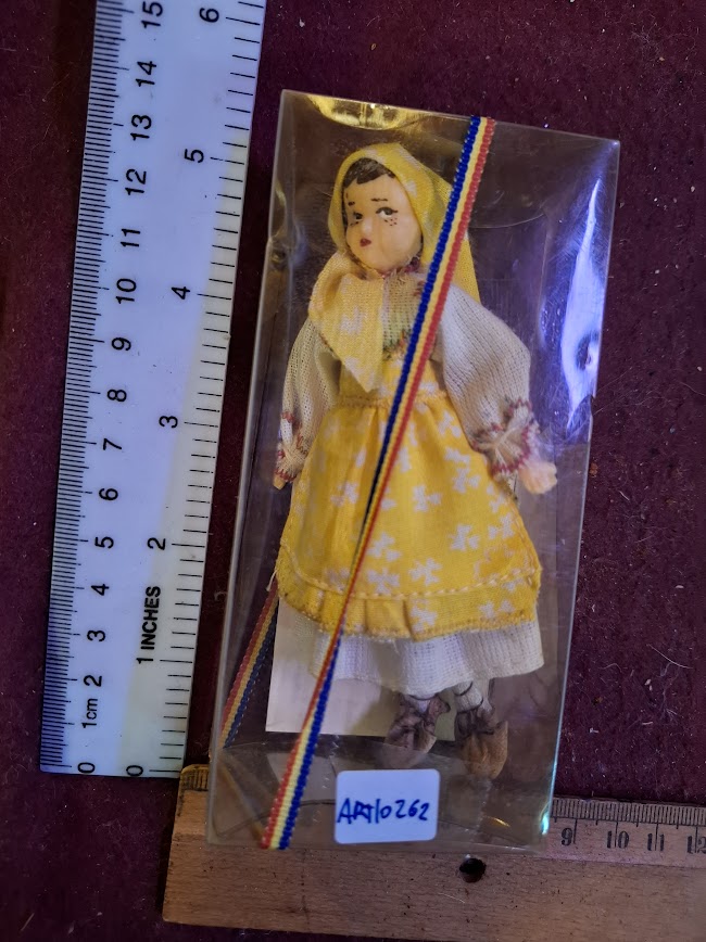 Handmade traditional dress souvenir doll [ART10262]