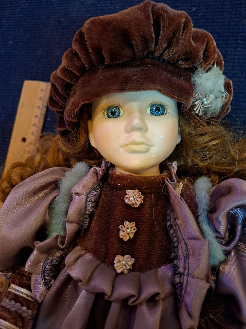 Vintage porcelain doll [ART10292]
