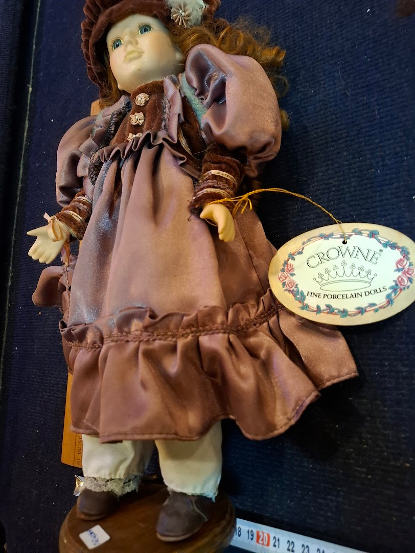 Vintage porcelain doll [ART10292]