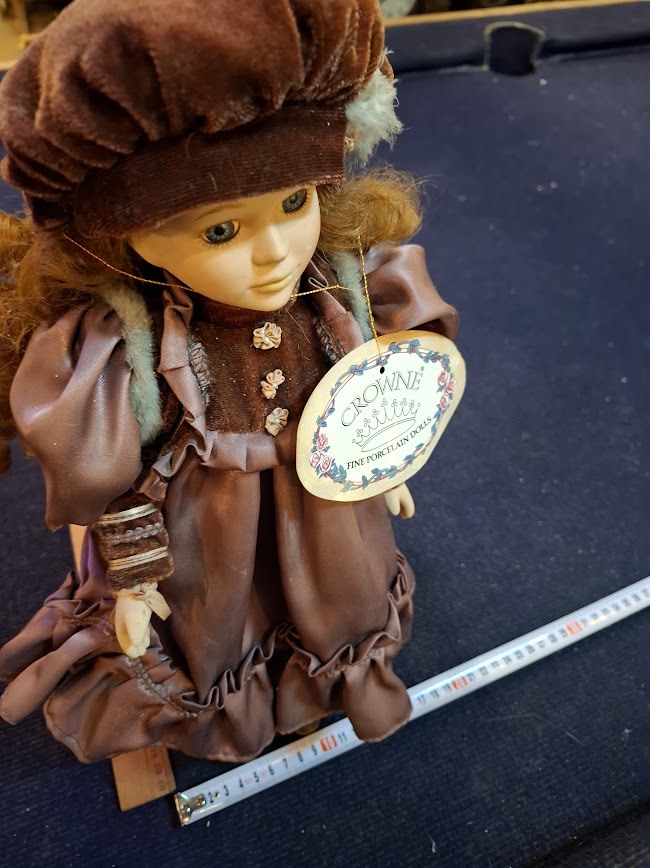 Vintage porcelain doll [ART10292]