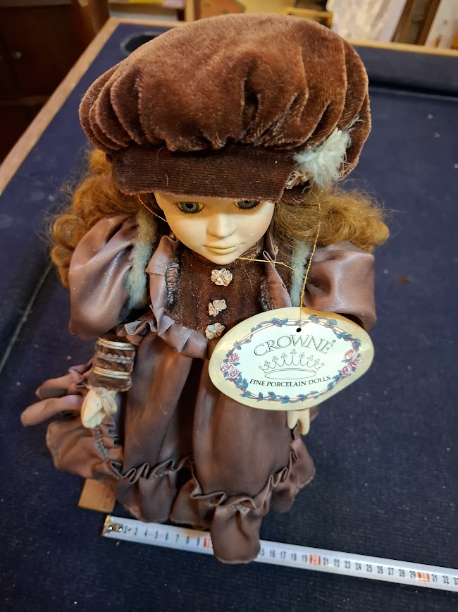 Vintage porcelain doll [ART10292]