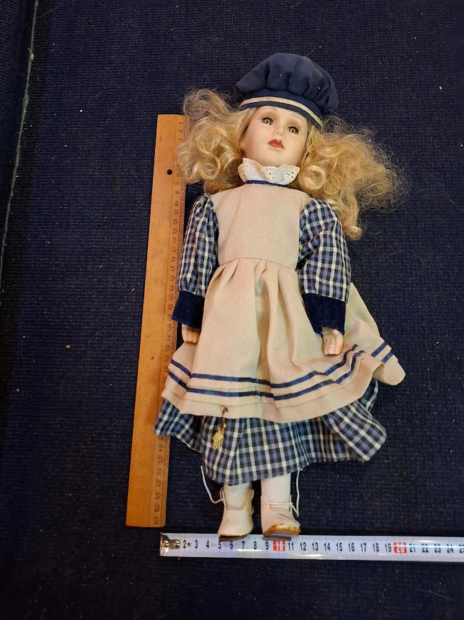Vintage porcelain doll [ART10294]
