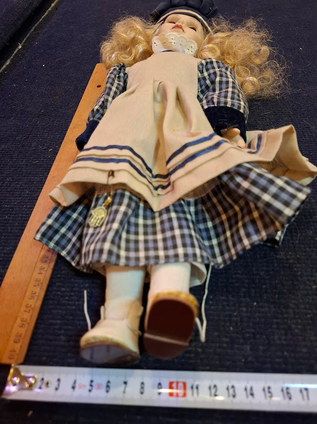 Vintage porcelain doll [ART10294]