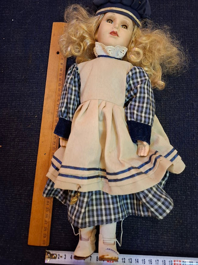 Vintage porcelain doll [ART10294]