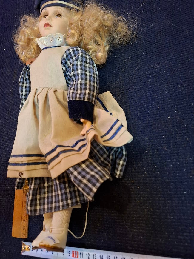 Vintage porcelain doll [ART10294]