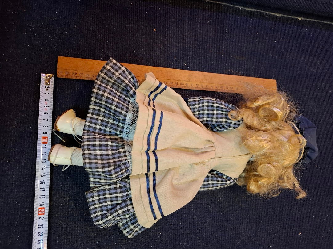 Vintage porcelain doll [ART10294]