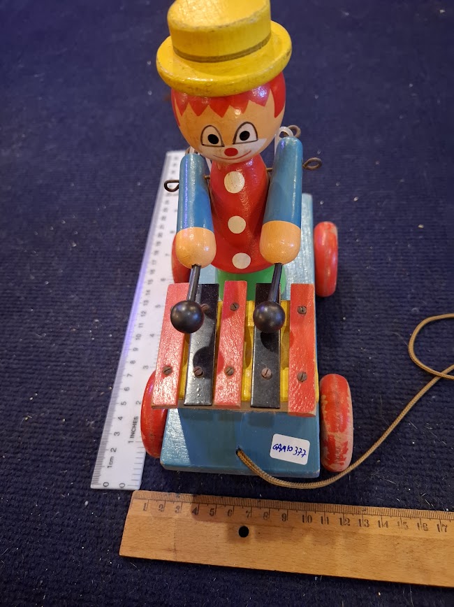 Vintage wooden pull alone clown toy [GAM10377]